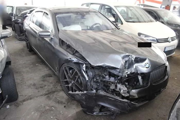 Massiver Frontschaden BMW 7er, wirtschaftlicher Totalschaden