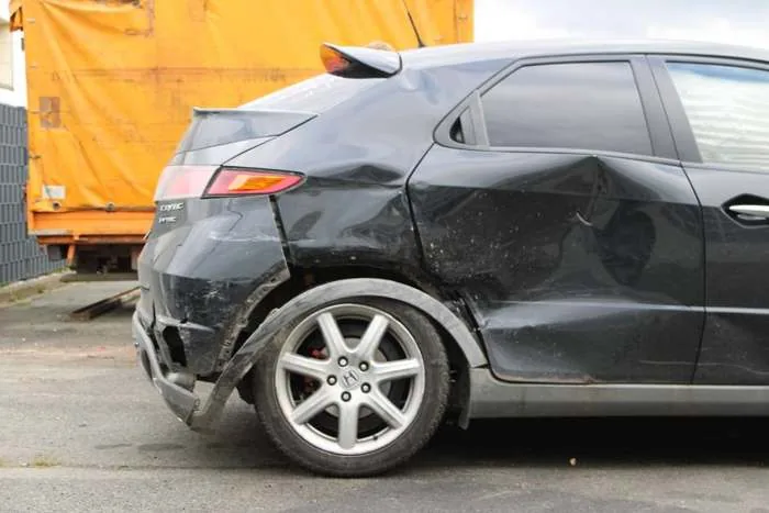 Erheblicher Heck- und Seitenschaden Honda Civic
