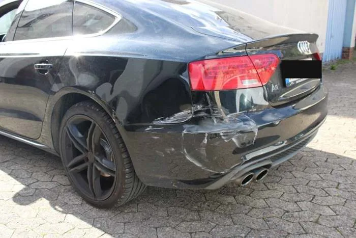 Heckschaden Audi A5 mit Verformung am Stoßfänger